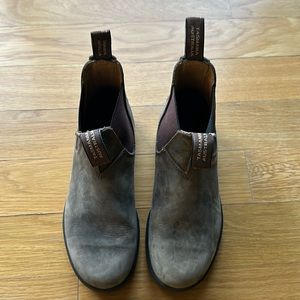 Blundstone chelsea boots size 8: rustic brown- used